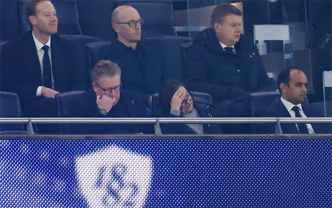 Những quan chức của Tottenham là mục tiêu bị fan đội bóng công kích dữ dội