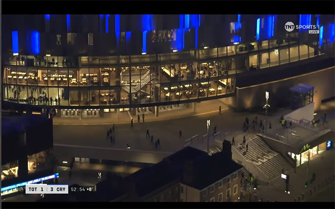 NHM Tottenham lũ lượt bỏ về khi trận đấu mới bước vào hiệp 2