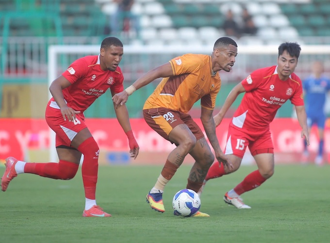 Trận đấu diễn ra hẫn dẫn với những pha đôi công củ cầu thủ hai đội. Ảnh Đình Viên