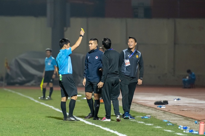 Trọng T rút thẻ cảnh cáo ban huấn luyện Thanh Hoá. Ảnh: Đức Cường 