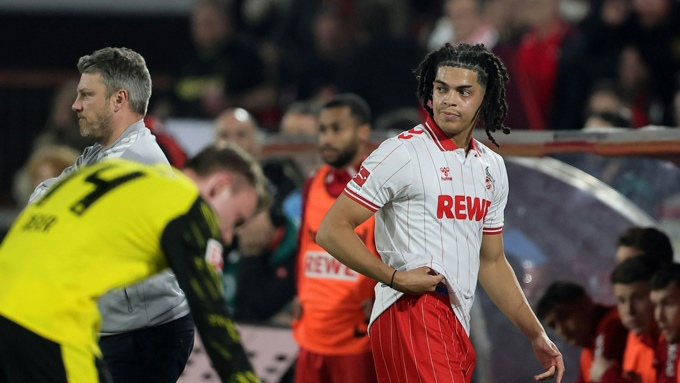 Việc Jahmai Simpson-Pusey bị đuổi khỏi sân là bước ngoặt của trận đấu