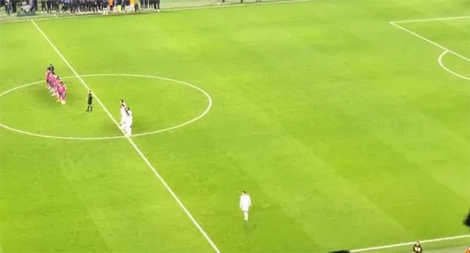 Số 10 của Marseille đứng tách khỏi đồng đội ở loạt sút luân lưu thua Toulouse tại Cúp Quốc gia Pháp