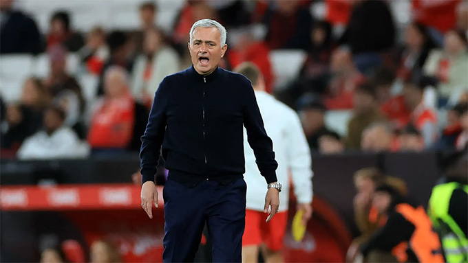 Mourinho bị thẻ đỏ sau trận hòa của Benfica trước Porto