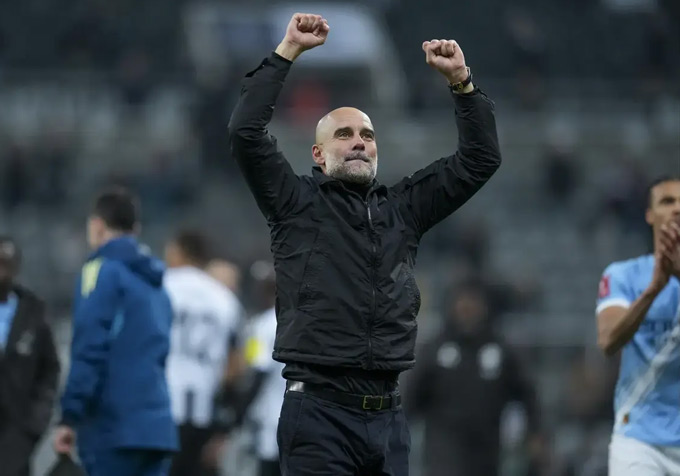 Pep chia vui với các fan Man City