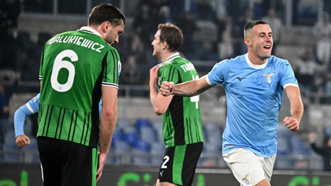  Lazio thắng nghẹt thở Sassuolo, vươn lên top 10 Serie A
