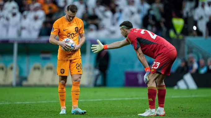 Luật mới về penalty chạm bóng hai lần