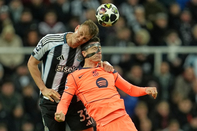 Lewandowski bị "đói" bóng trong cả trận