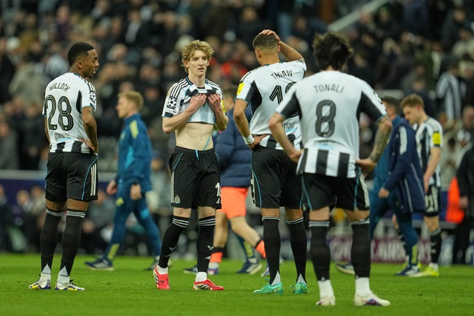 Gordon chỉ vào sân những phút cuối trận gặp Barca