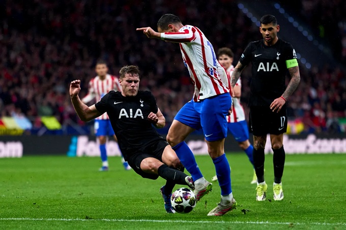Micky van de Ven khiến fan Tottenham phẫn nộ với nghi vấn 'tự hủy'