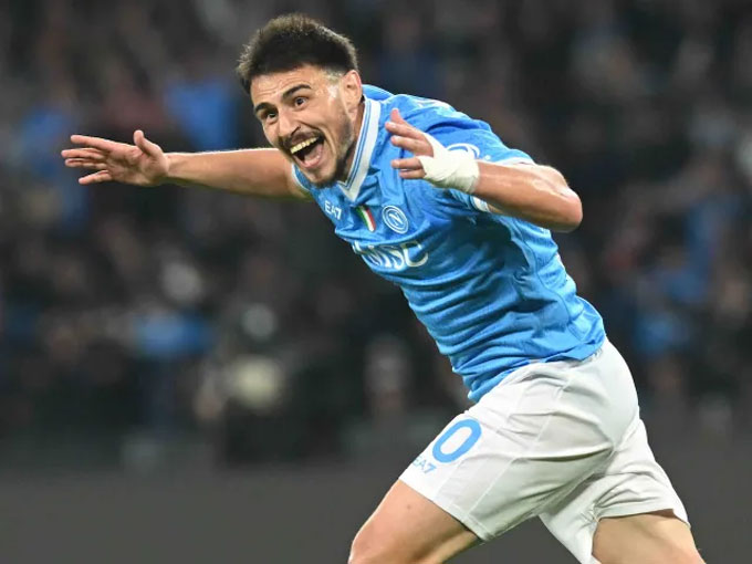  Eljif Elmas trong màu áo Napoli