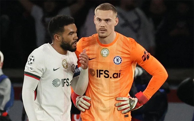 Thủ thành Filip Jorgensen mắc sai lầm khiến Chelsea sụp đổ