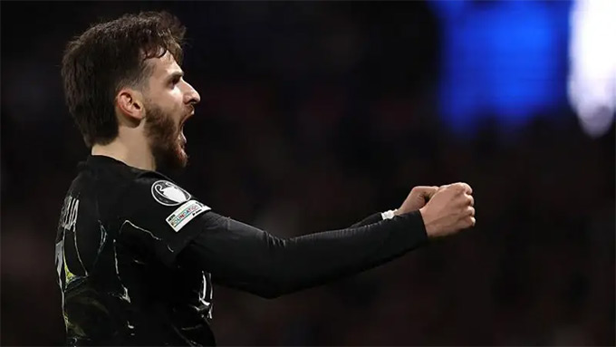 Kvaratskhelia tỏa sáng với một cú đúp hủy diệt Chelsea