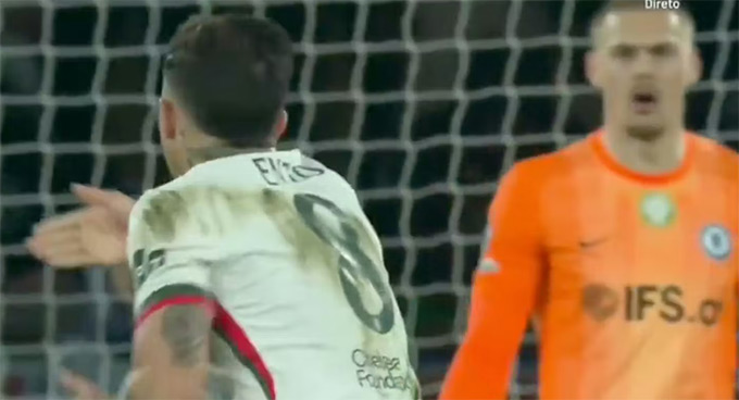 Enzo Fernandez nổi điên sau pha xử lý ngớ ngẩn của thủ môn Chelsea