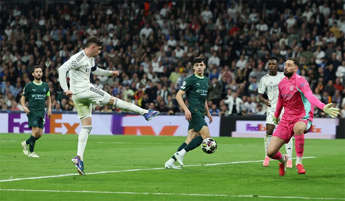 Valverde dứt điểm tung lưới Man City từ cự ly gần