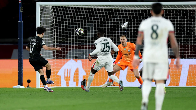 Vitinha sục bóng qua đầu Jorgensen