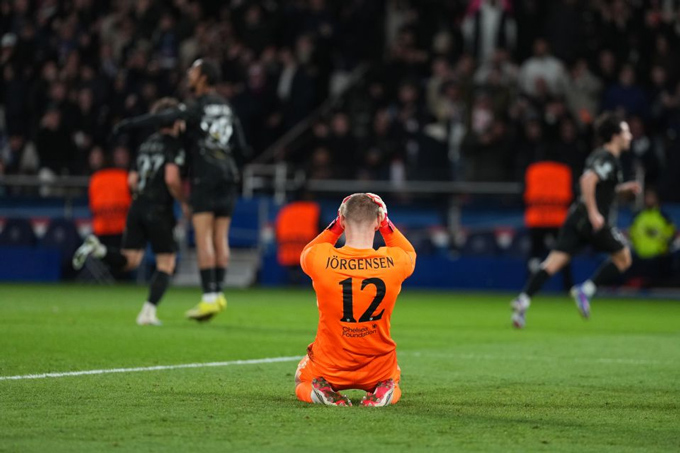 Jorgensen thành tội đồ khiến Chelsea thảm bại 2-5 trên sân của PSG