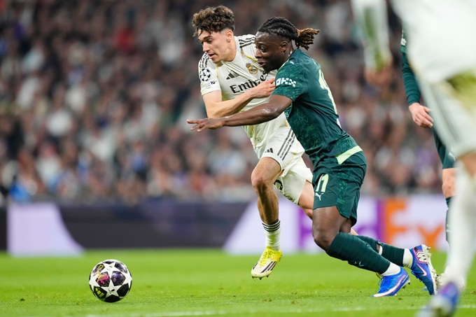 T năng trẻ Thiago Pitard tranh bóng với Antoine Semenyo của Man City