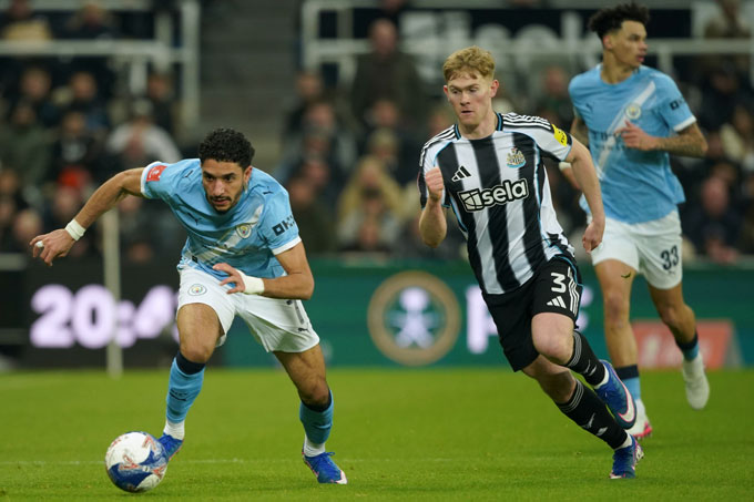 Lewis Hall (phải) đang được MU theo sát