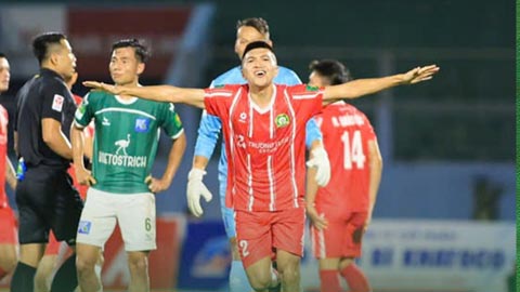  Giải hạng Nhất xuất hiện siêu phẩm như Rooney, ‘ăn đứt’ cả Văn Hậu