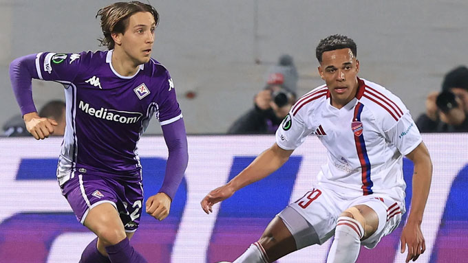 Brachi (trái) vừa có màn ra mắt đội một của Fiorentina tại Conference League