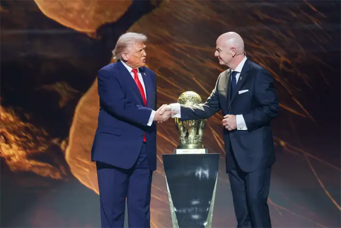Ông Trump và chủ tịch FIFA Gianni Infantino tại lễ bốc thăm vòng bảng World Cup 2026