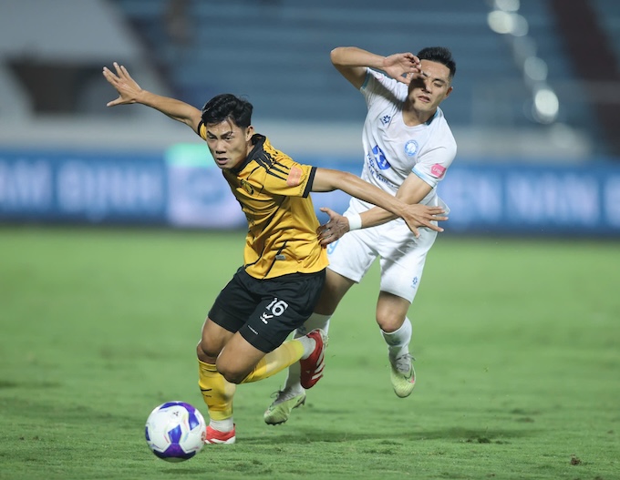 Các cầu thủ Thanh Hoá sẽ cố đến bao giờ. Ảnh: Đức Cường 