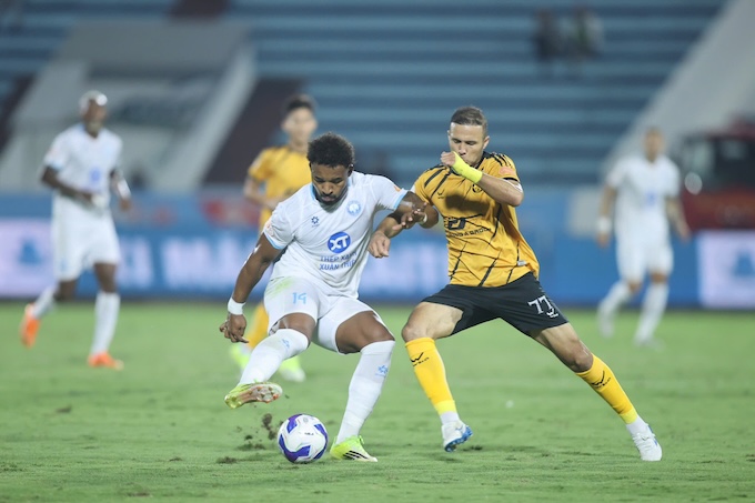 Xuân Son đã bị các cầu thủ Thanh Hoá kei26m toả rất chặt. Ảnh: Đức Cường 