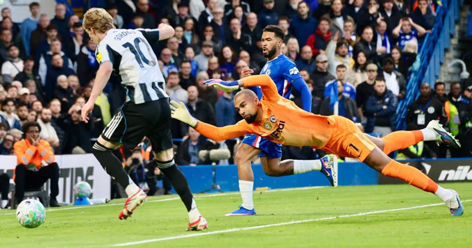 Gordon ghi bàn thắng duy nhất hạ Chelsea