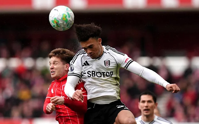 Nottingham (áo đỏ) thoát khỏi nhóm rớt hạng