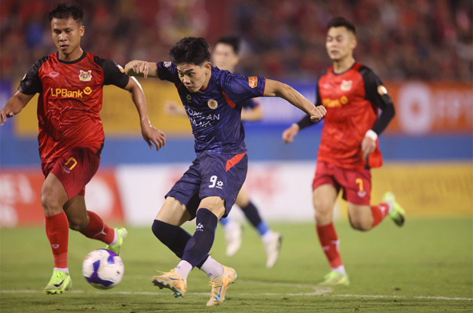 Đình Bắc và CAHN tìm lại niềm vui chiến thắng trước Ninh Bình - Ảnh: Đức Cường 