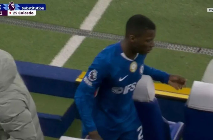 Caicedo bực tức đá ghế khi bị thay ra