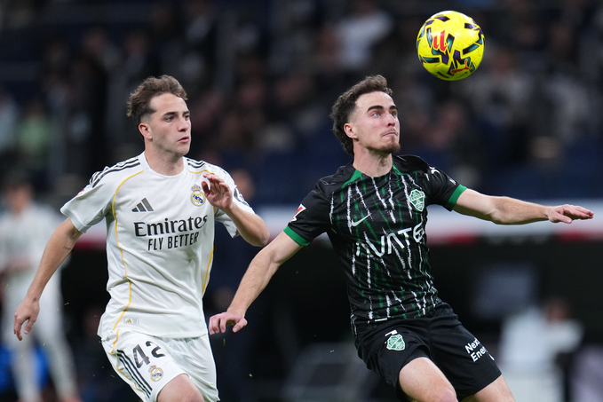 Daniel Yanez (trái) là cầu thủ trẻ nhất của Real Madrid trong chiến thắng 4-1 trước Elche, khi anh mới 18 tuổi