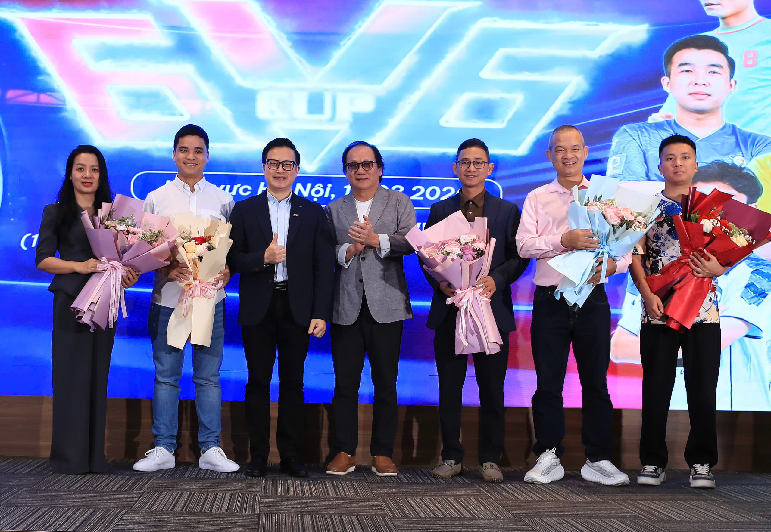 Phó Tổng Biên tập thường trực Tạp chí Bóng đá Vũ Khắc Sơn (thứ 3 từ bên phải sang) nhận hoa tặng các đơn vị bảo trợ truyền thông giải "Be A Pro: Football 6v6 Cup"