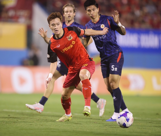 Hoàng Đức và các đồng đội đang bị đổ cho phong độ kém cõi. Ảnh: Đức Cường 