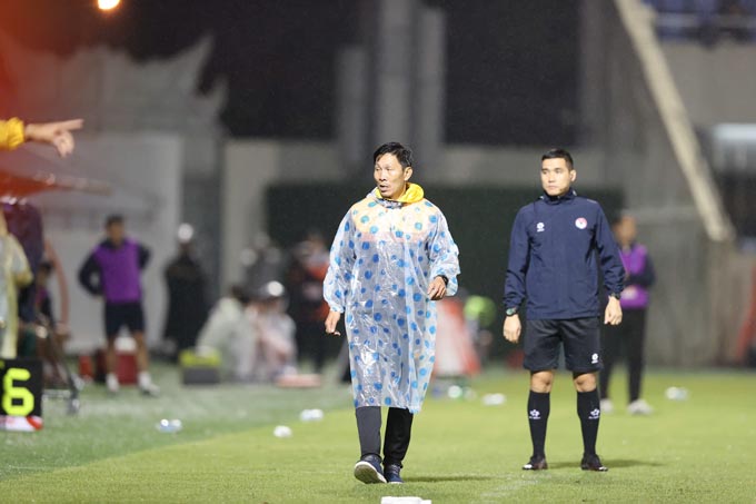 HLV Lê Quang Trãi của CLB HAGL. Ảnh: Đức Cường