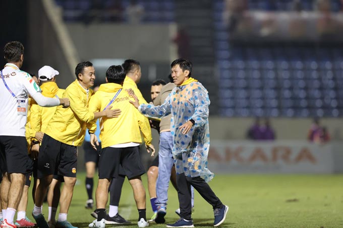 Nhiệt huyết chưa đủ, HLV Quang Trãi cần chứng minh chuyên môn ở khả năng phản ứng nhanh trên sân