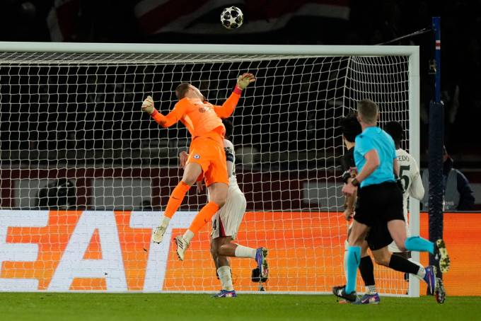 Thủ môn Chelsea bó tay trước cú lốp bóng điệu nghệ của Vitinha