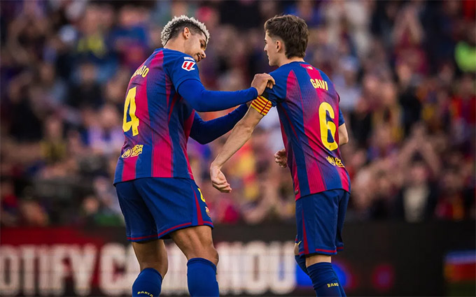 Gavi nhận tấm băng đội trưởng từ Araujo