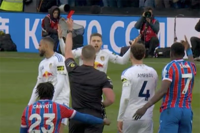 Trọng T rút thẻ đỏ đuổi Gudmundsson sau khi bị quên