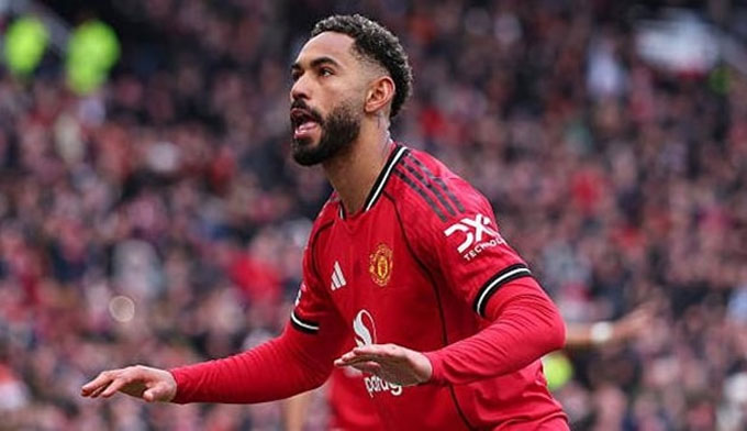 Cunha ăn mừng với điệu nhảy quen thuộc sau khi ghi bàn vào lưới Aston Villa