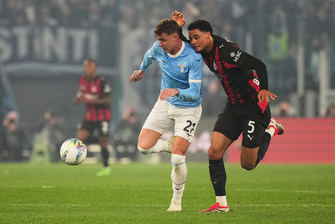 Trận thua 0-1 trước Lazio đã khiến AC Milan tụt lại trong cuộc đua Scudetto. Ảnh: AP