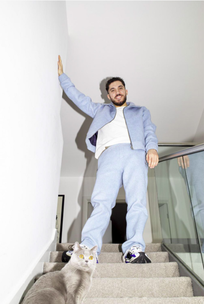 Cherki và chú mèo Winnie. Ảnh: Frankie et Nikki/L'Equipe