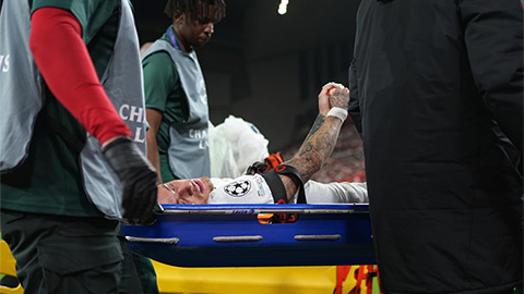 Tuyển thủ Hà Lan nhập viện khẩn cấp trong ngày Galatasaray thua đậm Liverpool