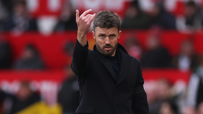 HLV Michael Carrick đang đau đầu với bài toán nhân sự