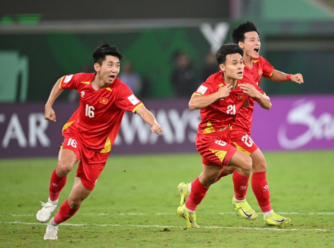 Nhật Minh (bên trái ngoài cùng) đã chơi rất hay tại VCK U23 châu Á 2026