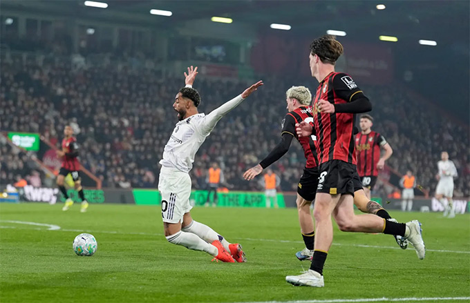 Trận MU hòa Bournemouth 2-2 có khá nhiều tình huống gây tranh cãi