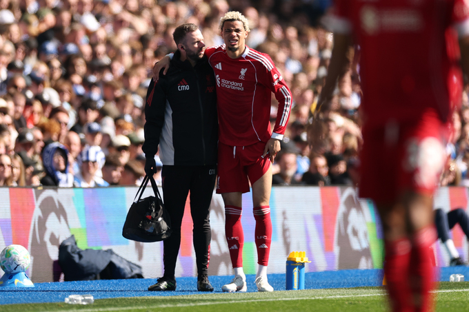Tiền đạo của Liverpool được hỗ trợ rời sân