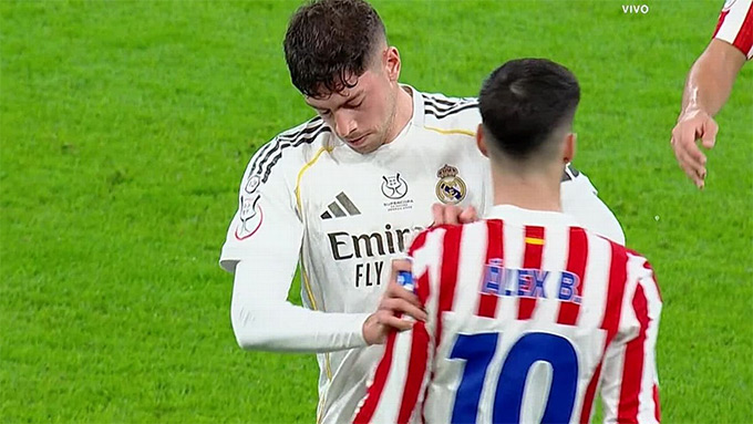 Valverde và Alex Baena tiếp tục va chạm với nhau