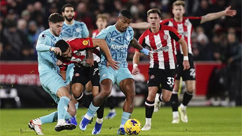  Hai cầu thủ Brentford đổ máu khi sắm vai 'hiệp sỹ đường phố'