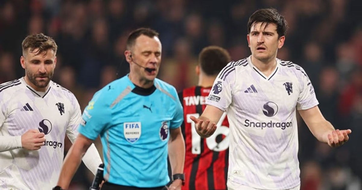Stuart Attwell đã áp dụng tiêu chuẩn kép trong việc phạt Maguire và không phạt Truffert